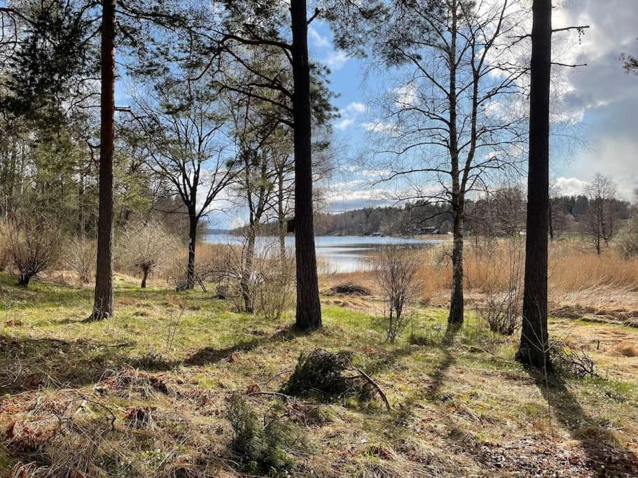 Nyrenoverat Strandnara Med Fantastisk Utsikt Rimbo Exteriör bild