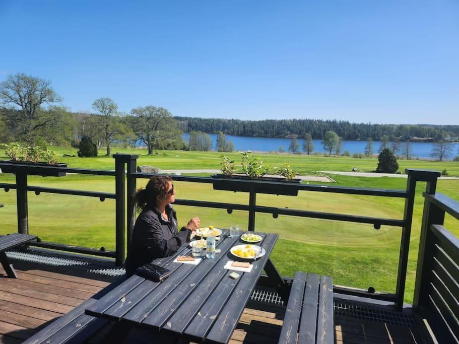 Nyrenoverat Strandnara Med Fantastisk Utsikt Rimbo Exteriör bild