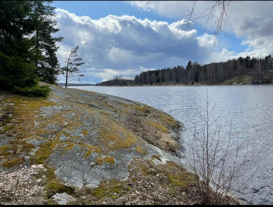 Nyrenoverat Strandnara Med Fantastisk Utsikt Rimbo Exteriör bild